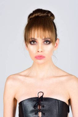 Yüz zarif makyaj Retro kızla. Moda bakmak kavramı. M akeup yumuşak deri ile vintage model için. Güzellik ve Kuaför. Beyaz arka plan üzerinde şık saç ile moda kadın