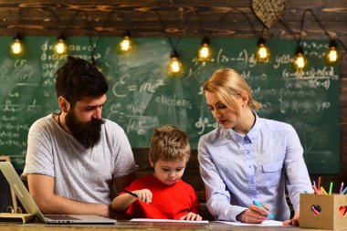 Sınıf iç, Öğrenci Konferansı dijital aygıtlar ve wifi ile çatı iç coworking uzayda mola sırasında yetişkin öğrenciler kavram eğitim - yeşil zemin üzerine okula geri gülümseyen