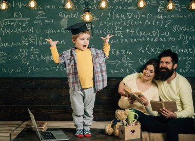 Lisansüstü şapkalı akıllı çocuk gibi gerçekleştirmek. Çocuk Anne ve baba için onun bilgi sunma. Kitap kara tahta arka plan ile hataları kontrol onların oğlu, dinleme anne. Sınav kavramı için hazırlanıyor