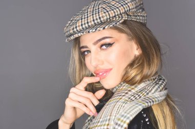 Trendy kız şehvetli yüz makyaj ile. Güzellik ve Kuaför. Makyaj yumuşak deri kadınla arayın. Deri ceket şık uzun saçlı seksi kadın. Kadın şapka ve atkı için sonbahar moda