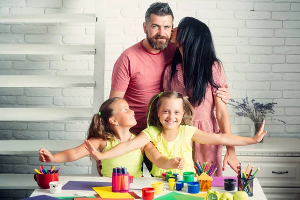 Chicas sonriendo con pinturas de colores, marcadores y lápiz en la mesa —  Fotos de Stock