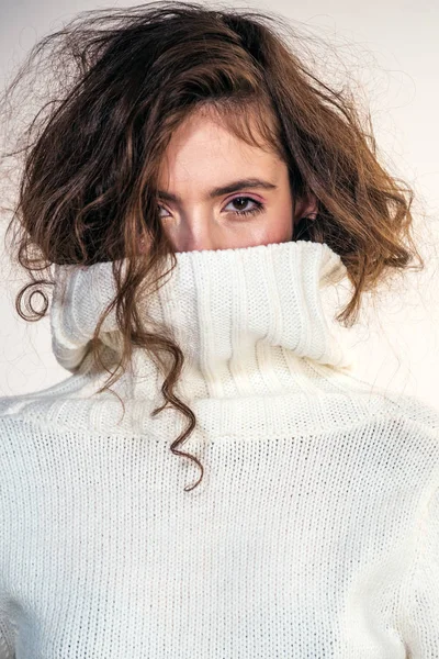 Güzel yüz makyaj kız. Güzellik ve Kuaför. Moda bakmak kavramı. Beyaz Kış kazaklı şık saçlı trendy kadın. Kışın soğuk. O harika bir tarzda var.