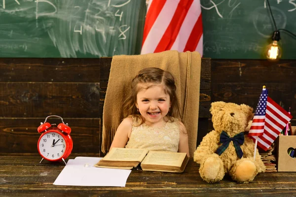 Amerikan bayrağı blackboard. Ödev yardım şimdi schoolkids arasında yaygın olarak gereklidir. Bizimle bayrak kavramı ve mezuniyet şapka sembolü. Çocuk sınıf ile yetişmek için özel koç lazım