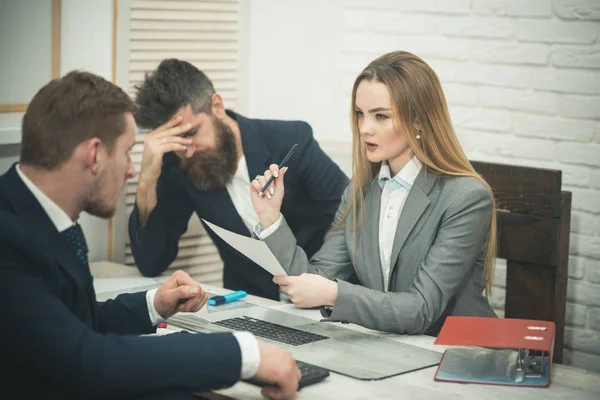 Office atmosfer kavramı. Bayan Yöneticisi Office meslektaşları ile çalışan işlemi düzenlemek çalışır. İş anlaşmaları, çalışma görevleri tartışmak. Toplantı, office arka plan iş arkadaşları