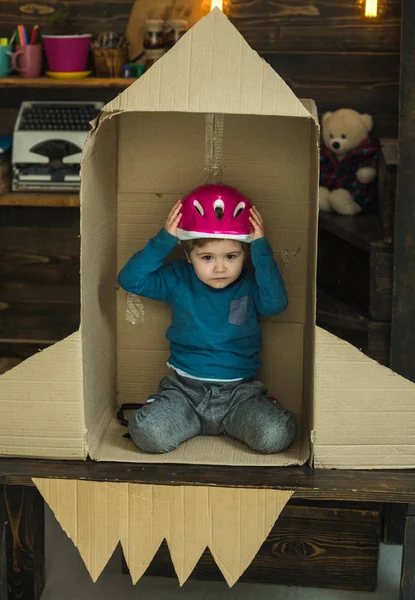 Kozmonot kariyer hakkında hayal. Seyahat ve macera. Dünya gün kavramı. Fikir geliştirme eğitim ve çocuk. Kağıt roket, oyunda küçük çocuk çocukluk. Hayalimdeki iş aramak için