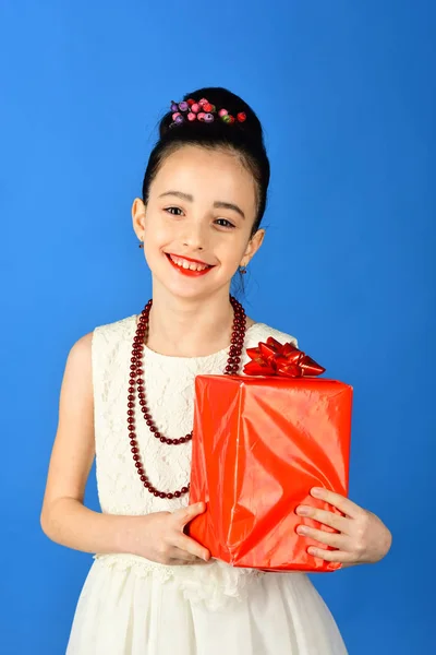 Venerdì nero e felicità Venerdì nero, piccola ragazza con confezione regalo — Foto Stock