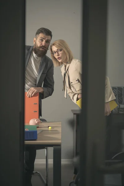 Par med oroliga ansikten ser ut moderna kontor. Par av kollegor på affärsmöte i office med glasväggar, arbetsprocessen — Stockfoto