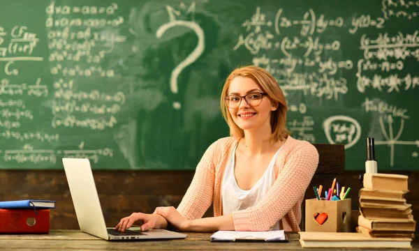 Grandes maestros descubren lo que hace que los estudiantes interesados y utilizarlo, Hombre mirando en la pantalla del ordenador portátil viendo curso de formación y escucharlo, Educación digital en línea estudiando concepto de escuela de Internet — Foto de Stock