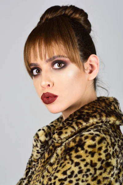 Hermosa modelo vestida con piel de leopardo elegante . —  Fotos de Stock