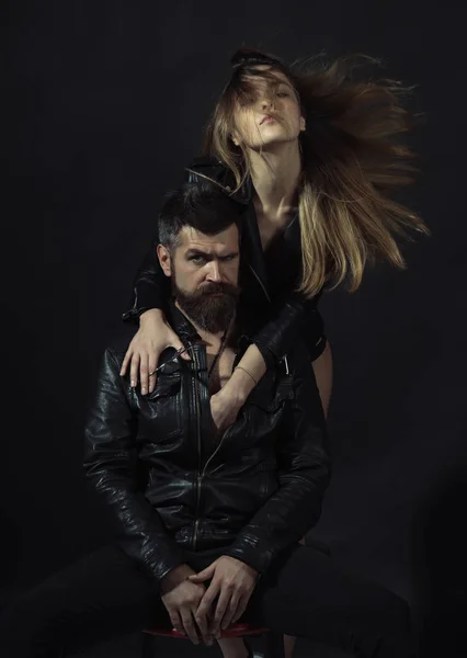 Peluquero con tijeras trabaja en corte de pelo. Hipster con barba y chica sexy sostiene tijeras. Concepto de barbero. Pareja de chica sexy y brutal barbudo hipster con bigote, fondo negro — Foto de Stock