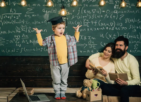 Lisansüstü şapkalı akıllı çocuk gibi gerçekleştirmek. Çocuk Anne ve baba için onun bilgi sunma. Kitap kara tahta arka plan ile hataları kontrol onların oğlu, dinleme anne. Sınav kavramı için hazırlanıyor