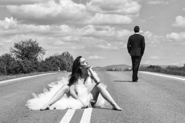 Düğün Fotoğraf oturumu. yolda evlilik mutlu çift