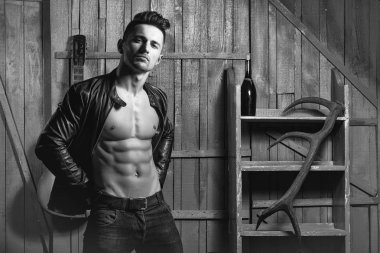 adam eğitimli bir gövdeye sahip. Kaslı adam gitar ile