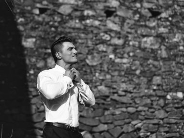 damat giyiniyor. Adam düğmeleri gömlek yaka