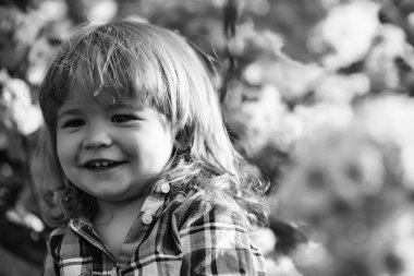 çocuk muhteşem güneşli gün ile memnun oldu. Çiçek gülümseyen çocuk