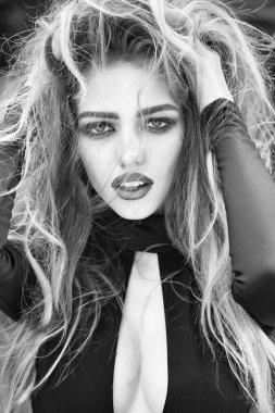 pembe saçlı kız kameraya benziyor. Seksi genç kadın uzun saçlı