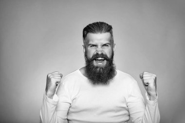 adam ekibi için mutludur. Sakallı adam mutlu Evet hareketi ile