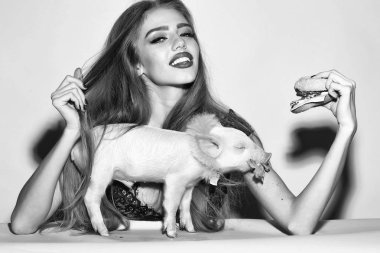 İkiyüzlülük ve yalandır. Burger ve pigglet kadın ile