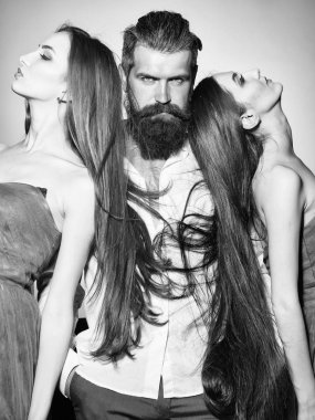 Zor bir seçim. Sakallı adam ve iki kadın