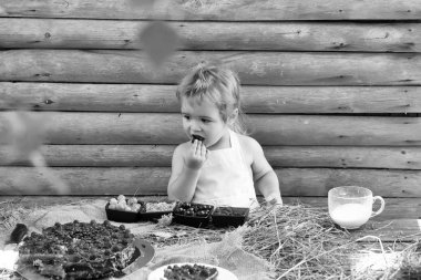 tatil şehir dışında. Sevimli küçük çocuk meyve yer