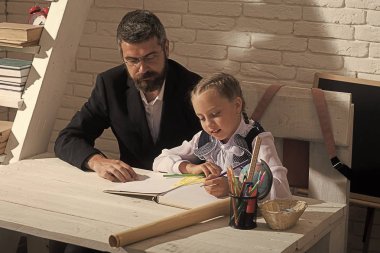 Sınıf ve ev eğitim kavramı. Kız öğrenci ve öğretmen