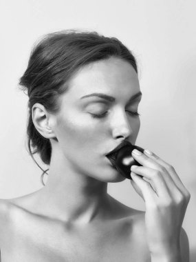 Erotik kadın dudaklar. kırmızı domates ile güzel kız