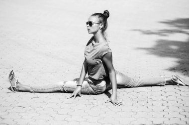 jimnastikçi yeteneklerini gösterir. germe egzersizleri, jimnastik, spor, yaz etkinliği, güzellik ve moda