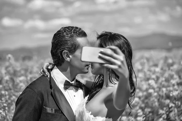 Selfie de casamento. casamento casal beijo no campo flores amarelas — Fotografia de Stock