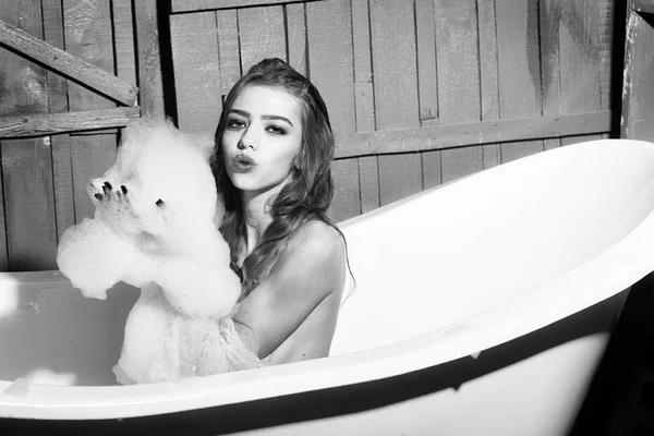 女の子はお風呂します。お風呂で幸せな女 — ストック写真