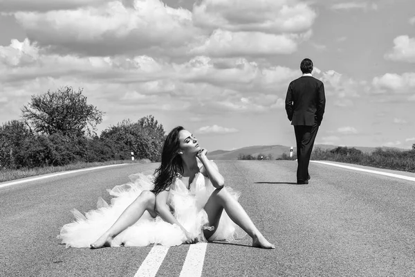 Düğün Fotoğraf oturumu. yolda evlilik mutlu çift