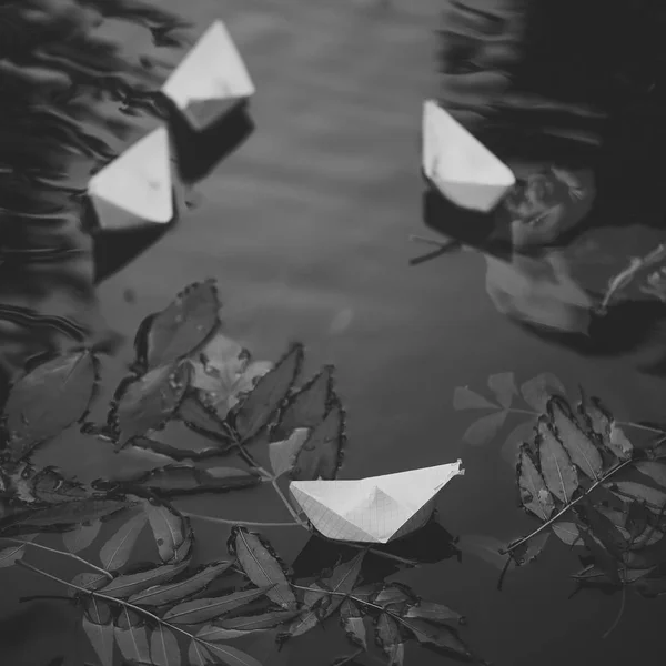 Barcos de papel. Folhas coloridas na água — Fotografia de Stock