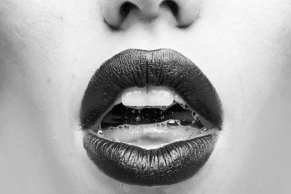 kadın dudaklar topu havaya. Seksi kadın dudaklar