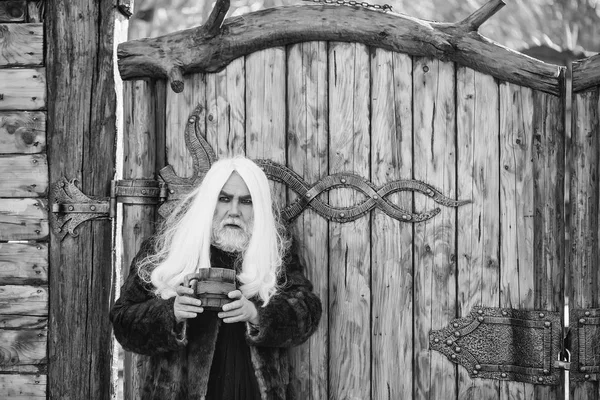 Un vieux sorcier. homme barbu avec tasse en bois — Photo