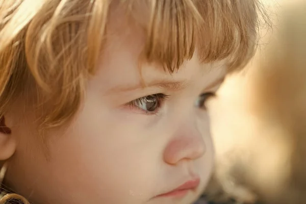 Ребёнок с карими глазами — стоковое фото