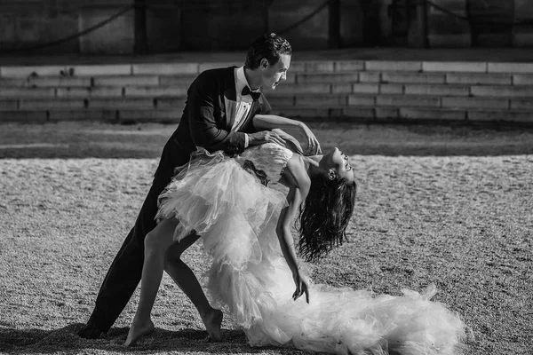 Amando recém-casados. casamento sexy casal dançando ensolarado ao ar livre — Fotografia de Stock