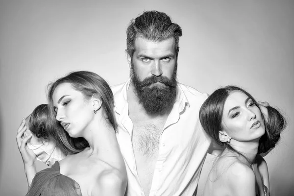 Choix difficile. Homme barbu et deux femmes — Photo