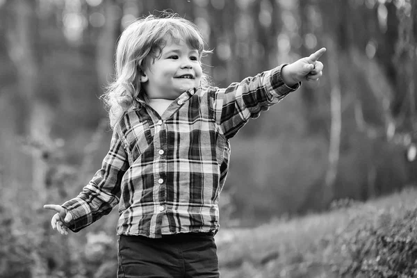 Sogni d'infanzia. Piccolo ragazzo all'aperto — Foto Stock