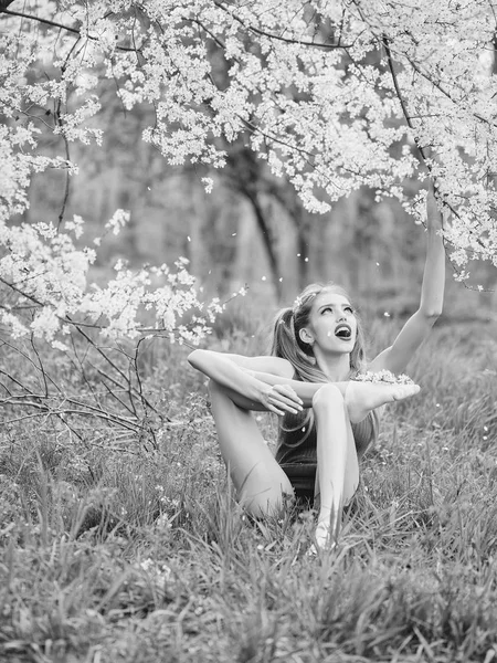 ブルーミング ガーデンの少女。花のきれいな女の子 — ストック写真