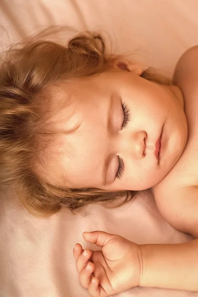 Tyst timme. Söt bebis i sängen — Stockfoto