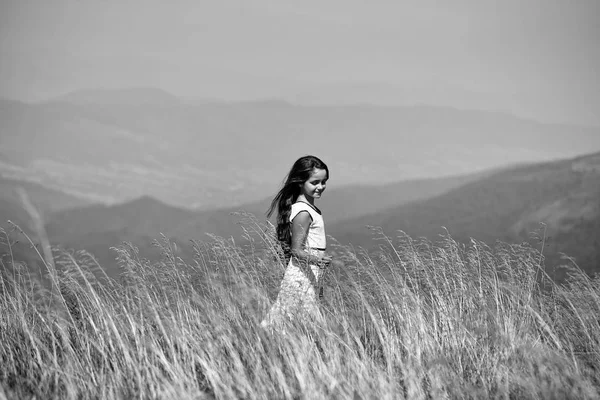 Chica en las montañas. Linda chica en el valle — Foto de Stock