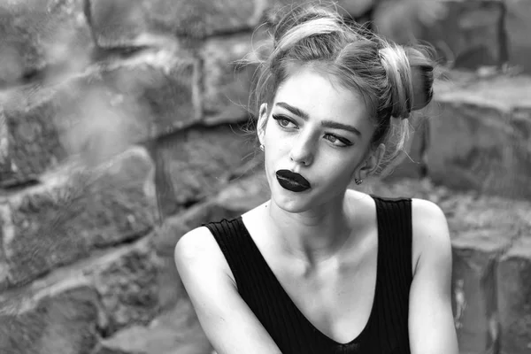 Kız düşünceli. Üzgün genç kadın