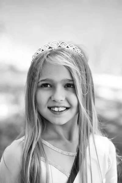 Lilla aska. liten flicka i prinsesskrona — Stockfoto