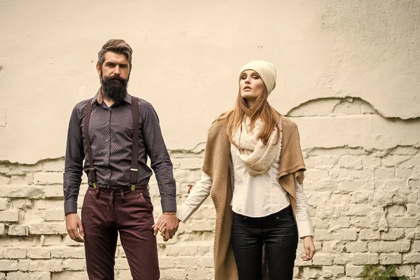 Sexy Couple walking around the city. Young couple near wall — Stock Photo, Image