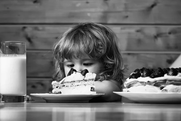 Aniversário de crianças. Dia das crianças. menino pequeno com bolo de morango e iogurte — Fotografia de Stock