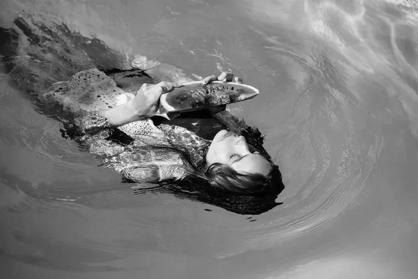 Chica en la piscina con sandía. mujer con sandía en la piscina — Foto de Stock