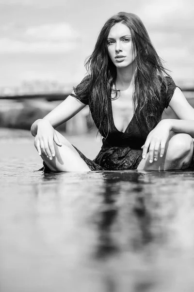 水に座っているセクシーな女性 — ストック写真