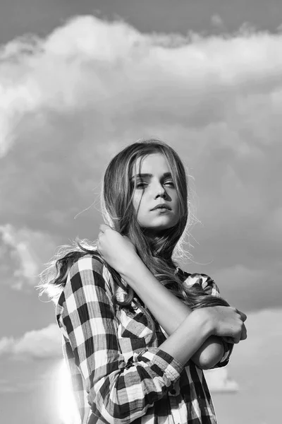 Férias de verão nas montanhas. Menina bonita no céu nublado — Fotografia de Stock