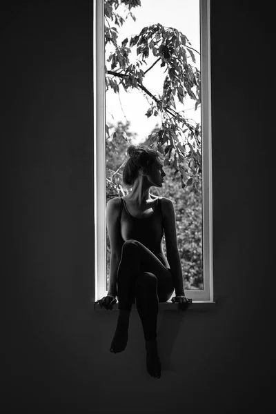 Μπαλαρίνα είναι ανάπαυση. Πολύ σέξι σπορ γυναίκα στο παράθυρο — Φωτογραφία Αρχείου