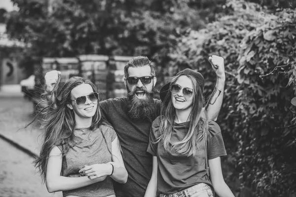 Reizen Het Hele Land Vriendinnen Bebaarde Vriend Glimlach Zomervakantie Liefde — Stockfoto