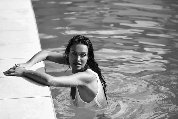Pool im Sommer. brünette Frau im nassen Hemd — Stockfoto